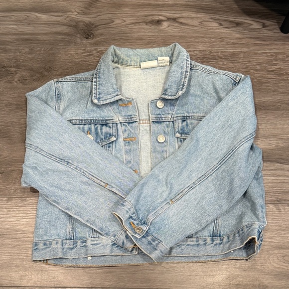 Women’s Cropped Light Wash Denim Jacket - Picture 2 of 3